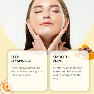 Dettaglio dello scrub viso alla curcuma che mostra pulizia profonda e pelle liscia.