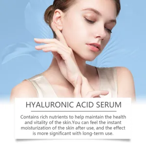 Vista dettagliata dell'applicazione di skincare idratante viso, incentrata sulla vitalità.
