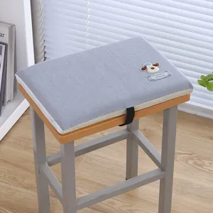 Comodo cuscino grigio in memory foam per sedia con graziosa toppa di cane e cinturino.