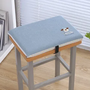 Cuscino seduta rettangolare in memory foam con ricamo di cagnolino per le scuole.