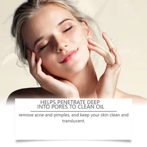 Primo piano di detergente viso che mostra la pulizia profonda dei pori e l'effetto anti-acne.