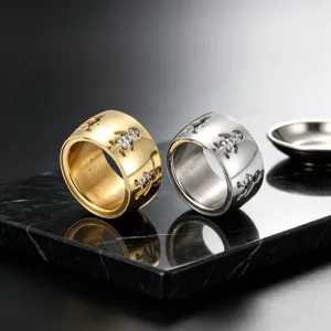 Bague large en acier inoxydable avec figures de dessin animé creuses et strass étincelants.