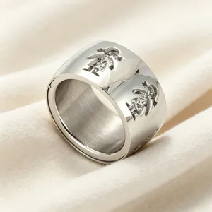 Bague creuse double couche en strass dessin animé fille gros plan détail métal étincelant