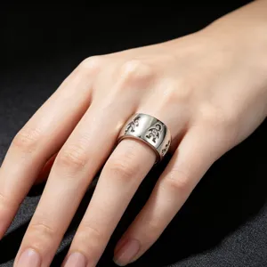 Vue détaillée de la large bague argentée creuse pour enfants avec des pierres scintillantes.
