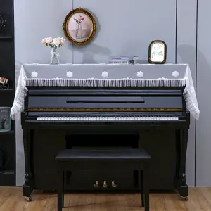 Housse de piano en dentelle style français, protection anti-poussière moderne et élégante.