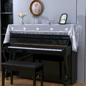 Housse anti-poussière pour piano de style français avec dentelle et fleurs, design moderne.