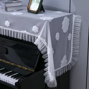 Housse anti-poussière pour piano style français tissu gris motif nuage blanc et dentelle