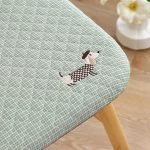 Grünes kariertes Memory-Foam-Sitzkissen Detail mit süßer Hunde-Bestickung für bequemen Stuhl