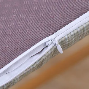 Detailaufnahme des Memory-Foam-Sitzkissens mit Reißverschluss und rutschfester Unterseite.