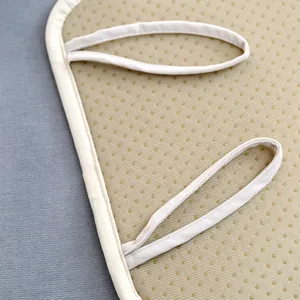 Detailopname van het antislip stoelkussen met gewatteerde textuur en handige noppen.