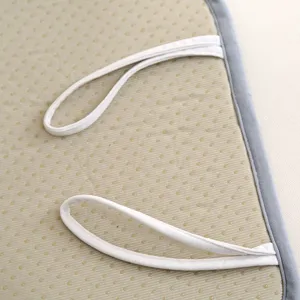 Close-up van het antislip stoelkussen detail, met stiptekstuur en veilige bevestigingsbanden.