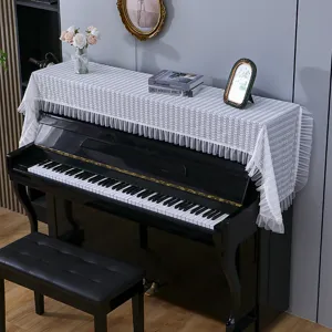 Vue détaillée de la housse anti-poussière de piano en dentelle française moderne et épurée.