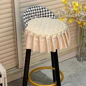 Housse de chaise incurvée avec dossier court, motif pied-de-poule et élégant volant.