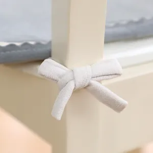 Gedetailleerde close-up van een witte stoffen stoelkussenstrik, eenvoudig en elegant zitkussen.