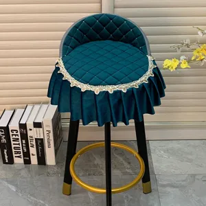 Housse de chaise incurvee en velours vert fonce avec motif losanges et bordure dentelle.