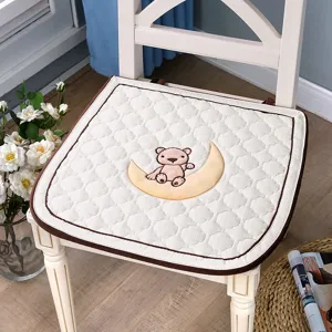 Coussin de chaise rembourré avec broderie ours et lune, assise matelassée beige clair.