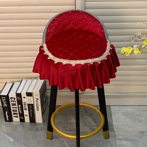 Housse de tabouret de bar matelassée rouge avec bordure en dentelle élégante et dossier.