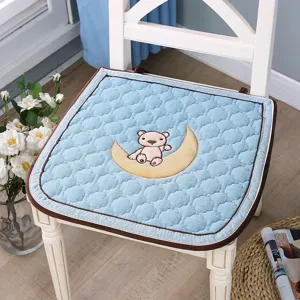 Coussin de chaise matelassé bleu avec broderie ours lune, galette de siège confortable.