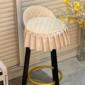 Housse de chaise incurvée matelassée avec volant en dentelle, coussin de dossier beige.
