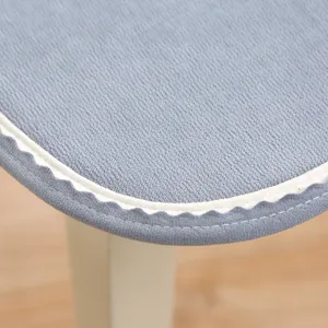 Zacht antislip eetkamerstoelkussen gewatteerd met elegant wit schulprandranddetail.