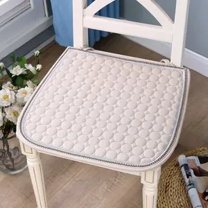 Coussin de chaise matelassé beige pour chaise de salle à manger, accessoire de maison.