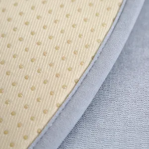 Gedetailleerd overzicht van het antislip zitkussen met noppen op de achterkant en zachte grijze stof.