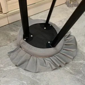 Détail de housse de chaise grise à volants, montrant la finition élastique pour tabourets de bar.