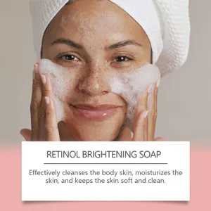 Vue détaillée de la mousse de nettoyage facial avec une mousse riche et un soin très doux.