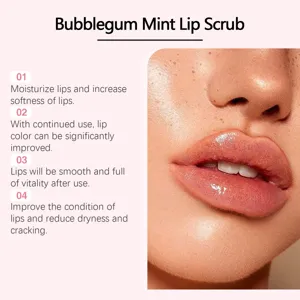 Primo piano dettagliato di labbra lisce con scrub labbra menta bubble-gum per idratare.
