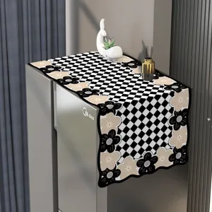 Cubierta antipolvo para parte superior de refrigerador a cuadros blancos y negros con flores.