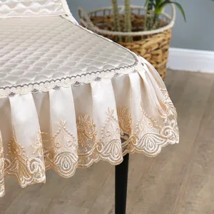 Vue détaillée de la housse de chaise de salle à manger beige matelassée et élégante.
