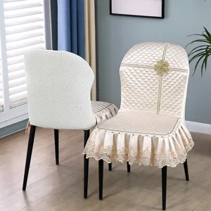 Housse de chaise de salle a manger de luxe nordique, matelassee et dentelle, elegante et universelle.