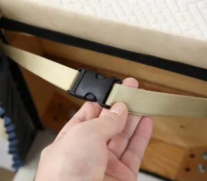 Vue détaillée de la sangle élastique et de la bouclette pour une housse de chaise antidérapante.