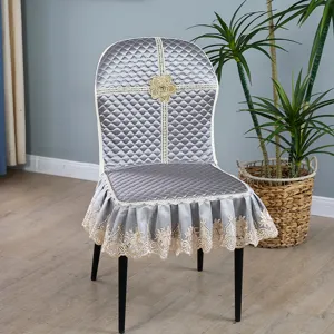 Vue détaillée de la housse de chaise de salle à manger grise matelassée et brodée chic.