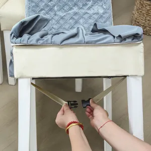 Vue détaillée de l'installation de la sangle et de la boucle de housse de chaise.