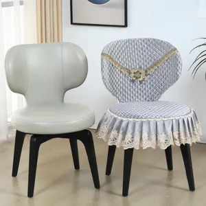 Vista dettagliata della fodera per sedia grigia elegante con pizzo e ricamo fine.