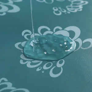 Vista dettagliata della tovaglia impermeabile che mostra la struttura idrorepellente e la finitura