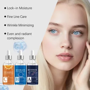 Primo piano dettagliato di flaconi di siero viso con pipetta e ingredienti attivi.