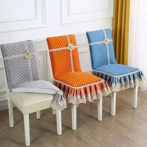 Housse de chaise de salle à manger matelassée avec dentelle élégante et détail de fleur.