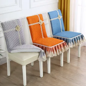 Housse de chaise de salle à manger matelassée avec bordure en dentelle et nœud floral.