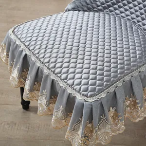 Fodera per sedia da pranzo trapuntata grigia con elegante volant in pizzo, tessuto elastico.