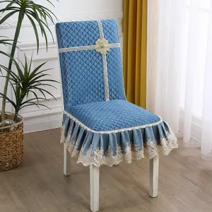 Housse de chaise de salle à manger bleue matelassée avec bordure en dentelle élégante.