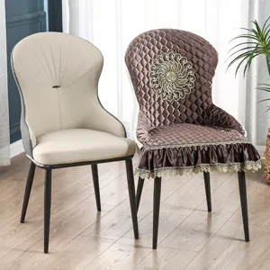 Fodera per sedia trapuntata con ricamo dorato e balza, coprisedia elegante e antiscivolo.