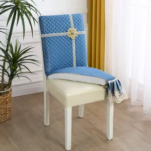 Housse de chaise de salle à manger matelassée bleue avec bordure en dentelle et jolie fleur.