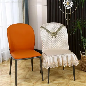 Vue détaillée de la chaise de salle à manger incurvée et de sa housse en dentelle élégante.