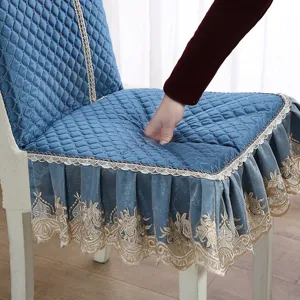 Housse de chaise de salle à manger matelassée avec dentelle, coussin doux et élégant.