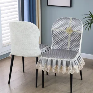 Ensemble de housses de chaise de salle à manger incurvées de luxe, tissu matelassé élégant.