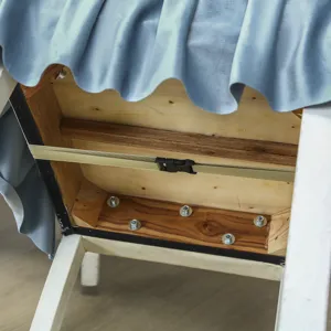 Vue détaillée de la partie inférieure de la housse de chaise avec sangle et boucle.