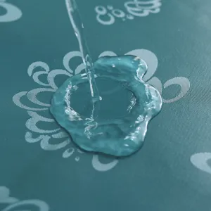 Primo piano della tovaglia impermeabile che mostra un eccellente effetto idrorepellente.