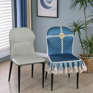 Housse de chaise de salle à manger matelassée bleue avec broderie en dentelle et détail floral.